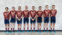 Los ciclistas del Israel Start-Up Nation posan con su equipaci&oacute;n para el Giro de Italia.