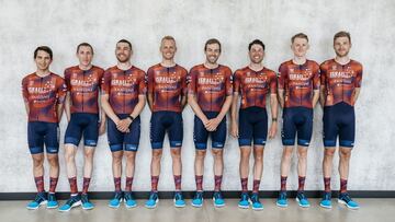 Los ciclistas del Israel Start-Up Nation posan con su equipaci&oacute;n para el Giro de Italia.