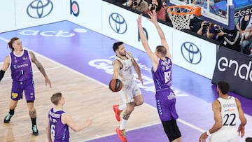 Facundo Campazzo, base del Real Madrid, trata de romper la defensa del Zunder Palencia con Anzejs Pasecniks intentando taponarle.