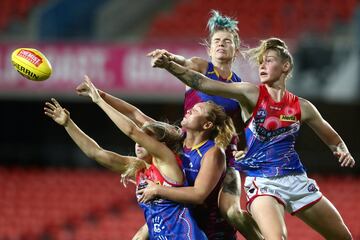 El Metricon Stadium de Gold Coast (Australia) acogi¨® el encuentro de la Liga de F¨²tbol Australiano femenina entre Brisbane Lions y Melbourne Demons. Tayla Harris, a la derecha de la imagen, fue una de las m¨¢s destacadas del partido, desempe?ando un papel protag¨®nico en la victoria (32-35) de Melbourne sobre los Brisbane.