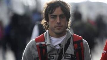 Alonso casi chocó con 'Schumi'.