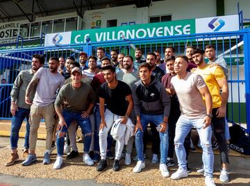 Los jugadores y directiva del Villanovense celebrando el emparejamiento para dieciseisavos de la Copa del Rey con el Sevilla