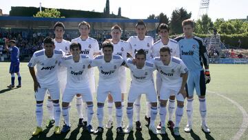 Formación del Castilla en el partido contra el Getafe B de la temporada 2010-11: arriba, de izquierda a derecha, Jorge Casado, Goni, Mandi, Joselu, Morata y Tomás Mejías; y abajo, Juanfran, Merchán, Fran Rico, Carvajal y Nacho.