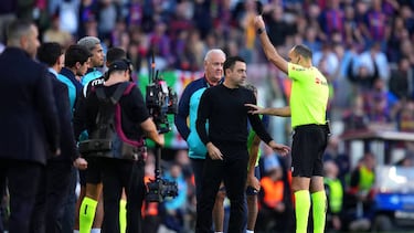 BARCELONA, SPAIN - DECEMBER 31: Xavi, Head Coach of FC Barcelona, receives a yellow card from Referee Antonio Mateu Lahoz during the LaLiga Santander match between FC Barcelona and RCD Espanyol at Spotify Camp Nou on December 31, 2022 in Barcelona, Spain. (Photo by Alex Caparros/Getty Images)