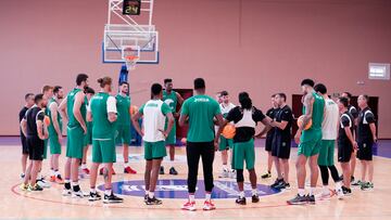 Ibon Navarro habla con el grupo.