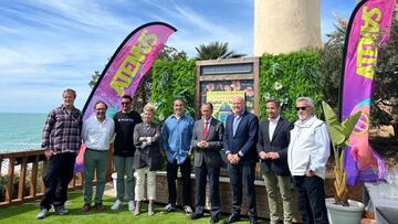 Organización, instituciones y patrocinadores posando para la foto de la Spain Wing Foil League en Chiclana de la Frontera, el jueves 16 de marzo del 2023.