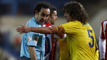 Puyol protesta a Iturralde Gonz&aacute;lez en el Atl&eacute;tico-Barcelona de la temporada 2009-2010.