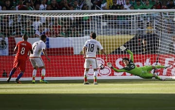 Nada puso hacer Ochoa para salvar a M&eacute;xico de la debacle. 