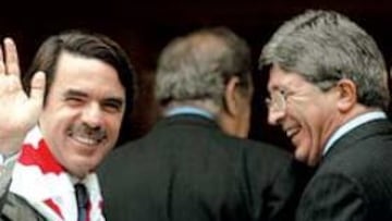 <b>ROJIBLANCO POR UN DÍA</B>. En noviembre, Aznar recibió en La Moncloa a Cerezo y a los veteranos del Atlético con motivo del Centenario del club.