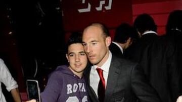 <b>ACLAMADOS. </b>La expedición bilbaína fue bien recibida a su llegada a la capital. En la imagen, Toquero se fotografía con un aficionado.