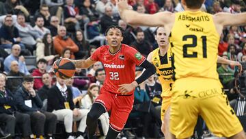 GRANADA, 28/12/2023.- El base de Covirán Granada Joe Thomasson (i) se marcha de Marcelinho Huertas (2d), del Lenovo Tenerife, durante el partido de La Liga Endesa de Baloncesto entre los equipos Coviran Granada-Lenovo Tenerife 2023 - 2024, correspondiente a la decimosexta jornada de competición disputado en el Palacio de Deportes de Granada. EFE/Miguel Ángel Molina
