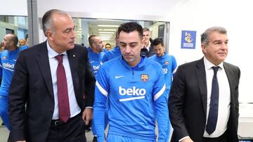 Rafael Yuste, vicepresidente deportivo del Barça, Xavi, y Joan Laporta, de izquierda a derecha.