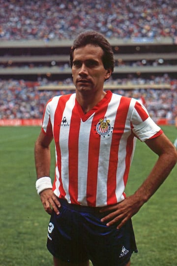 El ‘sheriff’ jugó casi toda su carrera con el rebaño y en sus manos tomó el noveno título de las Chivas en la temporada 198-1987.