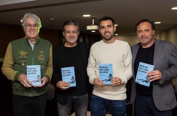 De izquierda a derecha: Siro López, Pedro Riesco, Javier Guillén y Alfredo Santaelena en la presentación en Madrid de 'Mucho que decir y poco que contar' (Altamarea).