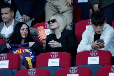 Tras la dedicatoria del jugador nacido en Esplugues de Llobregat la artista levantó su camiseta enseñándosela a los presentes. 