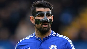 El delantero Diego Costa, con una m&aacute;scara protectora durante su etapa en el Chelsea.