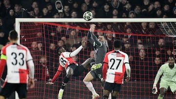 Rotterdam (Netherlands), 12/02/2025.- Ibrahim Osman of Feyenoord (C-L) in action against Kyle Walker of AC Milan (C) during the UEFA Champions League playoff first leg soccer match between Feyenoord and AC Milan, in Rotterdam, the Netherlands, 12 February 2025. (Liga de Campeones, Países Bajos; Holanda) EFE/EPA/OLAF KRAAK