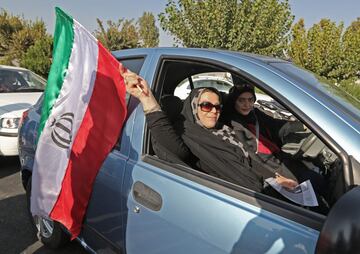 Seguidoras iraníes con banderas en los alrededores del Estadio Azazi en Teherán para ver desde dentro del estadio el partido entre Irán y Camboya de fase de clasificación para el Mundial de 2022.