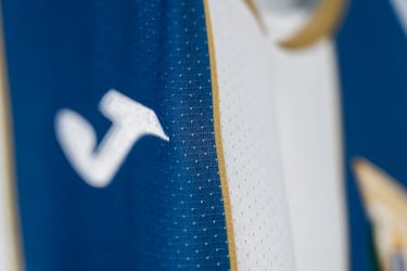 El Leganés presenta su camiseta titular con un parche de estrella