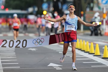 Massimo Stano cruza la línea de meta y gana el oro olímpico en 20km marcha.