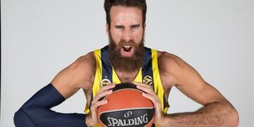 Certero tirador e incansable luchador, es uno de los pulmones del Fenerbahçe. La experiencia le ha permitido mejorar sus prestaciones en defensa. Puede actuar de ala-pívot. Pasó por los Pistons y Celtics antes de llegar al Fenerbahçe. Ha aparecido en un c