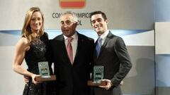 Mireia Belmonte y Javier Fern&aacute;ndez, con Alejandro Blanco tras recoger sus premios del COE.