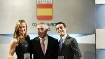 Mireia Belmonte y Javier Fernández, con Alejandro Blanco tras recoger sus premios del COE.