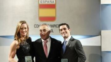 Mireia Belmonte y Javier Fern&aacute;ndez, con Alejandro Blanco tras recoger sus premios del COE.