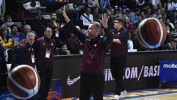 ARG02. BAH&Iacute;A BLANCA (ARGENTINA), 27/08/2017.- El entrenador de la selecci&oacute;n venezolana de baloncesto, Nestor Garc&iacute;a (c), reacciona durante el partido disputado ante Argentina por el Grupo B de la AmeriCup 2017 hoy, domingo 27 de agosto de 2017, en el estadio Osvaldo Casanova de Bah&iacute;a Blanca (Argentina). La selecci&oacute;n argentina debut&oacute; con victoria ante Venezuela con un marcador 67-62. EFE/Horacio Culaciatti