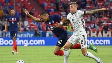 Mbappé y Kroos, durante el partido.