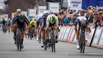 Gerben Thijssen, corredor del Intermarch¨¦, supera al esprint a Pascal Ackermann.