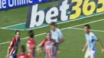 El momento en que Juanfran tocó el balón con la mano.