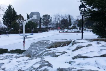 Un parque infantil nevado en el Boalo, Madrid (España). La Agencia Estatal de Meteorología (Aemet) ha anunciado para hoy en la Comunidad de Madrid nevadas significativas en la sierra, que está en aviso amarillo.