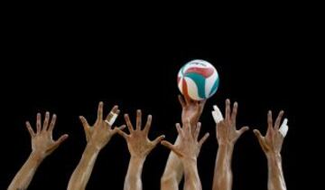 Una vista general de las manos durante la final masculina del voleibol en los Juegos Panamericanos en Toronto, Canadá.