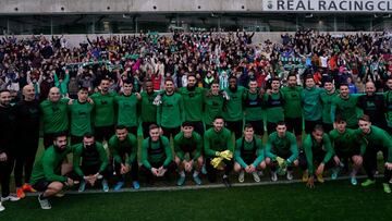 Plantilla del Racing despidiendo 2022 con sus aficionados en El Sardinero.