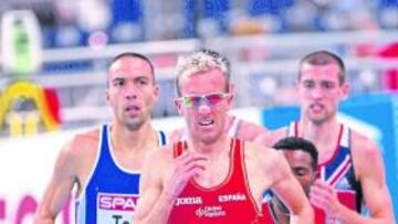 <b>AL MANDO. </b>Sergio Sánchez tira en la primera serie de 3.000 metros, perseguido por el francés Tahri.