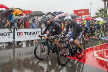 El inicio de la segunda etapa de La Vuelta. Los ciclistas han tenido que correr bajo la lluvia.