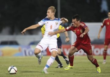 El defensa de la selección española de fútbol sub-19 Borja (d) lucha el balón con Dmitri Barinov, centrocampista de la selección rusa, durante la final del Europeo sub-19 que las selecciones de España y Rusia disputan hoy en el estadio municipal de Katerini, Grecia.