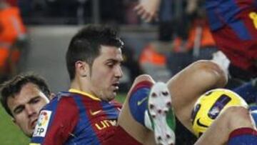 <b>DEFENDIERON CON TODO. </b>Villa y Reina pugnan por un balón ante el maltrecho césped del Camp Nou. Los jugadores del Levante se emplearon seriamente en defensa.