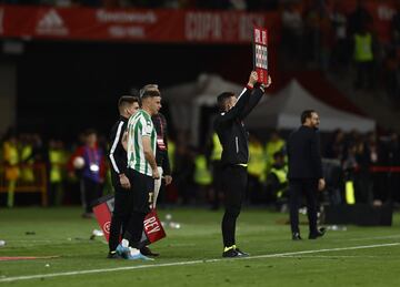 Momento en el que Joaquín entra en el terreno de juego.