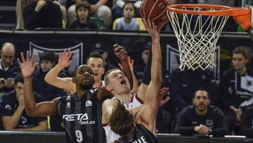 GRA086. BILBAO, 29/01/2017.- El jugador del Tecnyconta Zaragoza, Robin Benzing (c), intenta evtar la canasta ante Axel Hervelle (d), del Bilbao Basket, durante el partido de la jornada 19 de la Liga ACB de baloncesto dsiputado en el Bilbao Arena. EFE/MIGUEL TOÑA