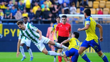 Yoldi recibe una entrada en el partido de la primera vuelta en el Mirandilla