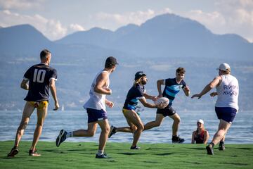 Curiosas fotografías tomadas desde el aire en la que se observa a un grupo de jugadores luchando por el balón en un campo de rugby flotante en el lago Lemán durante el Water Rugby Lausanne, un insólito torneo de tres días organizado por LUC Rugby que reunió a más de 240 jugadores en Lausana, en el oeste de Suiza.