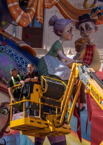 Dos hombres en una plataforma elevadora durante la preparación de una de las fallas, antes de la plantà. 