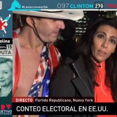 El famoso Naked Cowboy se la juega en directo a Ana Pastor