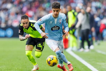 Hugo ?lvarez pugna por el baln con Antony durante el partido entre el Celta y el Betis en Balados. 