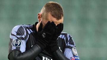 Real Madrid's Benzema holds his head in his hands as his side can only draw with Legia