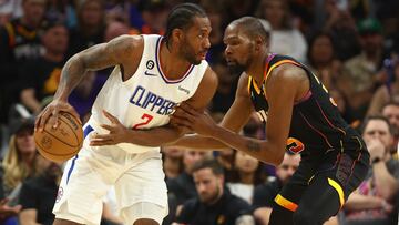 Los Angeles Clippers forward Kawhi Leonard (2) controls the ball against Phoenix Suns forward Kevin Durant (35)