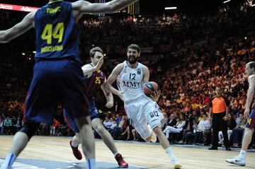 El ejercicio de superioridad del Madrid lleg¨® tras comenzar mal: 6-13. Pero desde ah¨ª, dominio absoluto. Primero, en el juego, en el ritmo, en el control; despu¨¦s, en un marcador que disparaba ventajas a cada segundo que pasaba. Mirotic estuvo soberbio (19 puntos) al igual que Sergio Rodr¨ªguez (21). El resultado, el +38, lo dice todo y el Maccabi esperaba en la gran final tras deshacerse del CSKA (67-68) con remontada incluida. No ser¨ªa la ¨²nica del fin de semana.