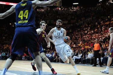 El ejercicio de superioridad del Madrid llegó tras comenzar mal: 6-13. Pero desde ahí, dominio absoluto. Primero, en el juego, en el ritmo, en el control; después, en un marcador que disparaba ventajas a cada segundo que pasaba. Mirotic estuvo soberbio (19 puntos) al igual que Sergio Rodríguez (21). El resultado, el +38, lo dice todo y el Maccabi esperaba en la gran final tras deshacerse del CSKA (67-68) con remontada incluida. No sería la única del fin de semana.